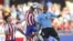 El centrocampista paraguayo Richard Ortíz (2i) remata de cabeza ante el delantero uruguayo Diego Alejandro Rolán (d).