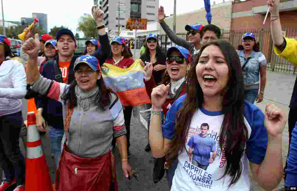 Ciudadanos venezolanos residentes en Bogotá gritan consignas mientras asisten a votar en las elecciones presidenciales de su país hoy, en Bogotá (Colombia). 