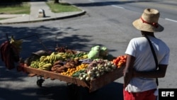 Vendedores ambulantes han sido afectados por medidas que buscan topar los precios de los alimentos para hacer frente a la inflación.