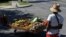 Vendedores ambulantes han sido afectados por medidas que buscan topar los precios de los alimentos para hacer frente a la inflación.
