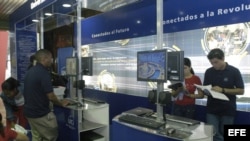 Jovenes cubanos realizan consultas en el primer buscador cubano en la Internet, presentado en la Exposición Internacional Informática. 