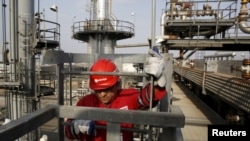 Un trabajador petrolero baja las escaleras en el complejo industrial José Antonio Anzoátegui de la estatal venezolana PDVSA, en el estado de Anzoátegui.