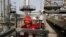 Un trabajador petrolero baja las escaleras en el complejo industrial José Antonio Anzoátegui de la estatal venezolana PDVSA, en el estado de Anzoátegui.