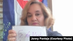 Jenny Pantoja este 18 de noviembre de 2025 en el portal de su casa