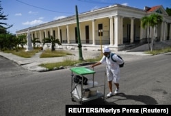 Un pantrista empuja el carrito de los alimentos en el hospital Dr. Salvador Allende, "La Covadonga", en La Habana. (REUTERS/Norlys Perez)