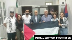 Resumen Latinoamericano | Delegación integrada por activistas del ICPJD y representantes del FPLP durante una visita a la Embajada de Irán en La Habana en abril de 2024.