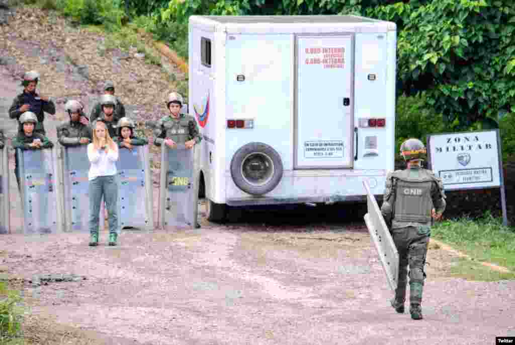 La Guardia Nacional impide a Lilian Tintori entrar a la prisión de Ramo Verde para ver a Leopoldo López.