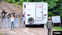 La Guardia Nacional impide a Lilian Tintori entrar a la prisión de Ramo Verde para ver a Leopoldo López.