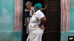 Vecinas conversan en La Habana durante la pandemia. AP Photo/Ramon Espinosa