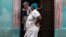 Vecinas conversan en La Habana durante la pandemia. AP Photo/Ramon Espinosa