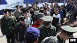 Marines surcoreanos regresan a su base naval de la isla de Yeonpyeong cerca de la frontera marítima con Corea del Norte.