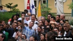 Presidente de Panamá se reúne con jóvenes católicos cubanos