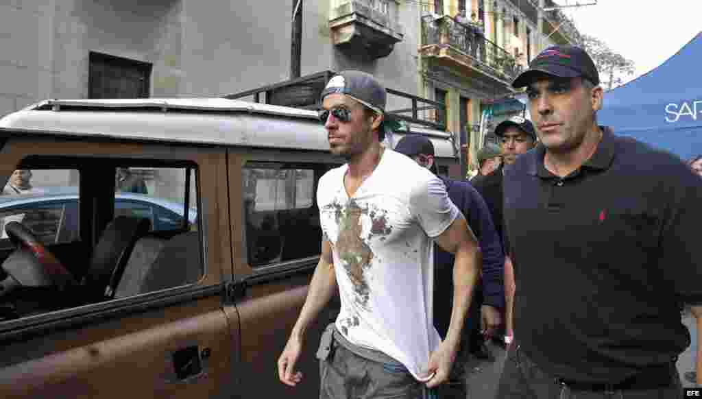 El cantante español Enrique Iglesias, llega acompañado por agentes de seguridad a la filmación de su mas reciente videoclip
