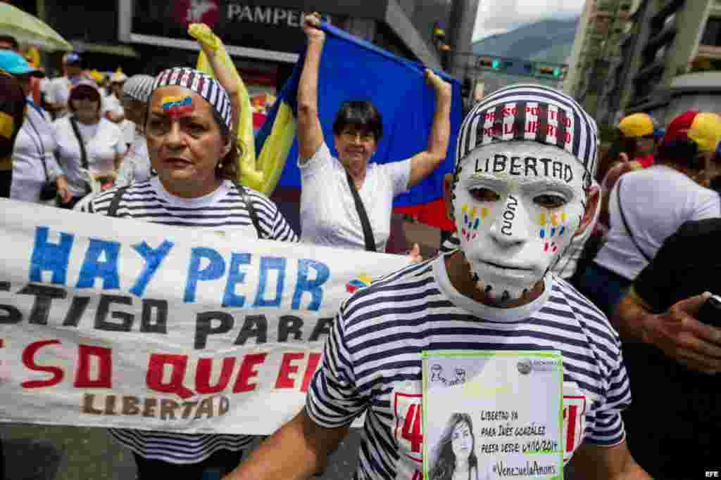 Un opositor venezolano marcha contra el gobierno y en apoyo a López, en Caracas.