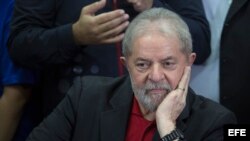 Una fotografía de archivo fechada el 13 de julio de 2017 muestra al expresidente brasileño Luiz Inácio Lula da Silva durante una rueda de prensa en la sede de la dirección nacional del Partido de los Trabajadores (PT), en Sao Paulo (Brasil).