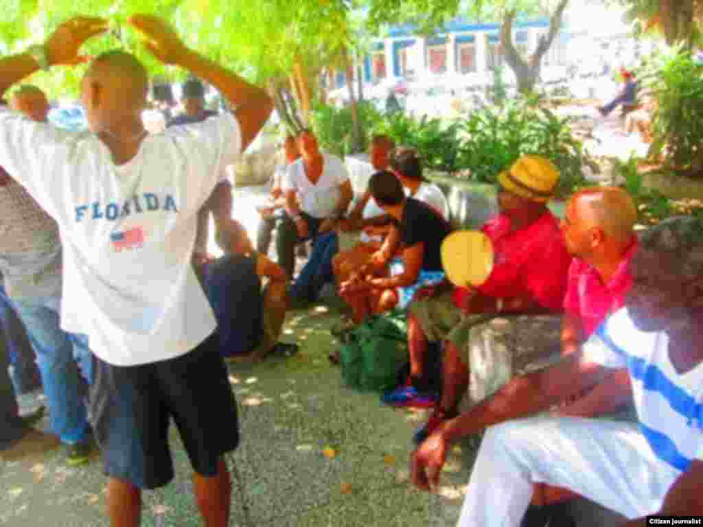 Reporta Cuba activistas debaten derechos humanos parque central 
