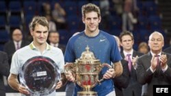 Roger Federer (i) junto Juan Martín del Potro (d), en la ceremonia de premiación.