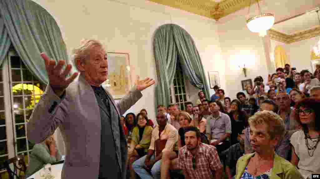 El actor británico Ian McKellen habla en un conversatorio hoy, martes 16 de febrero de 2016, en La Habana (Cuba). McKellen, reconocido por su rol de Gandalf en la serie del Señor de los Anillos, se encuentra en una visita a la isla invitado por la embajad