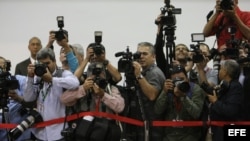 Fotógrafos cubren la primera reunión EEUU-Cuba tras el anuncio del restablecimiento de sus relaciones diplomáticas. Archivo.