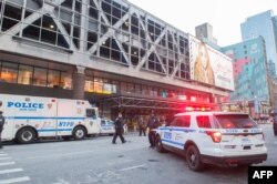La policía acudió de inmediato al lugar de la explosión en Times Square.