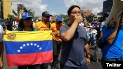 Opositores marchan al centro de Caracas para exigir el cese de la represión en las protestas. 