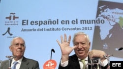 El ministro de Asuntos Exteriores, José Manuel García Margallo (dcha), acompañado del director del Instituto Cervantes, Víctor García de la Concha, durante la presentación del Anuario de esta institución. 