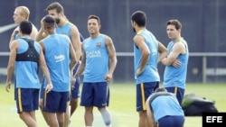 Jugadores del FC Barcelona Pedro, Neymar Junior, Piqué, Adriano, Luis Suárez y Messi, durante un entrenamiento en la Ciudad Deportiva Joan Gamper (i-d).