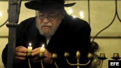 Durante la celebración de Hanukkah o fiesta de las luces se enciende el candelabro judío, la Menorah.
