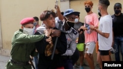 Furzas especiales detienen a un menor durante protestas el 11 de julio de 2021. REUTERS / Stringer
