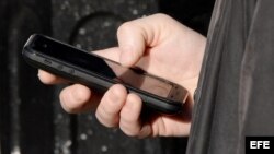 Personas utilizando teléfonos celulares