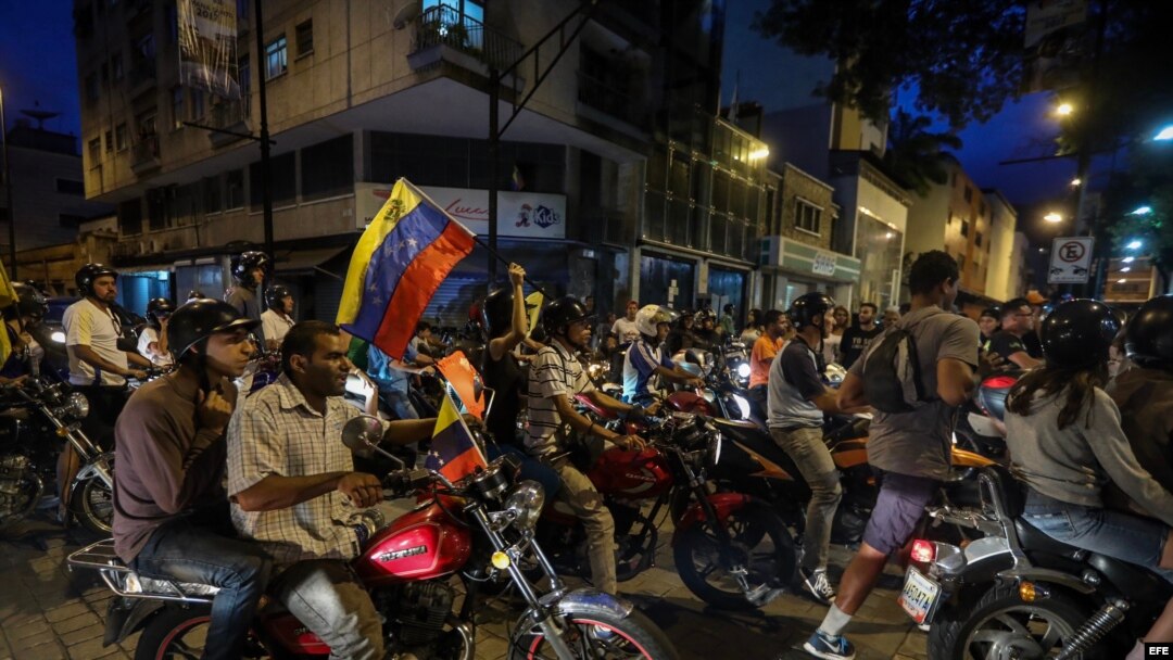 OPOSITORES CELEBRAN MIENTRAS COMIENZA ESCRUTINIO DE VOTOS DE CONSULTA OPOSITORA