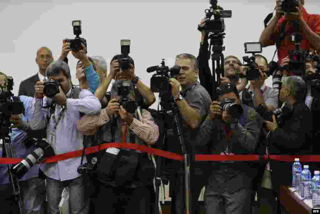 Fotógrafos cubren la primera reunión EEUU-Cuba tras el anuncio del restablecimiento de sus relaciones diplomáticas hoy, miércoles 21 de enero, en La Habana