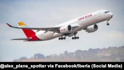 Un avión de Iberia despegando de Madrid. 
