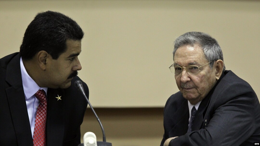 El gobernante de Cuba, Raúl Castro (d), conversa con su homólogo venezolano, Nicolás Maduro (i) en La Habana el sábado 27 de abril de 2013