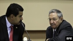 El gobernante de Cuba, Raúl Castro (d), conversa con su homólogo venezolano, Nicolás Maduro (i) en La Habana el sábado 27 de abril de 2013