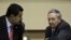 El gobernante de Cuba, Raúl Castro (d), conversa con su homólogo venezolano, Nicolás Maduro (i)  en La Habana el sábado 27 de abril de 2013
