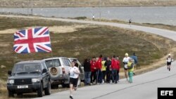 Carrera de maratón en Stanley Port.
