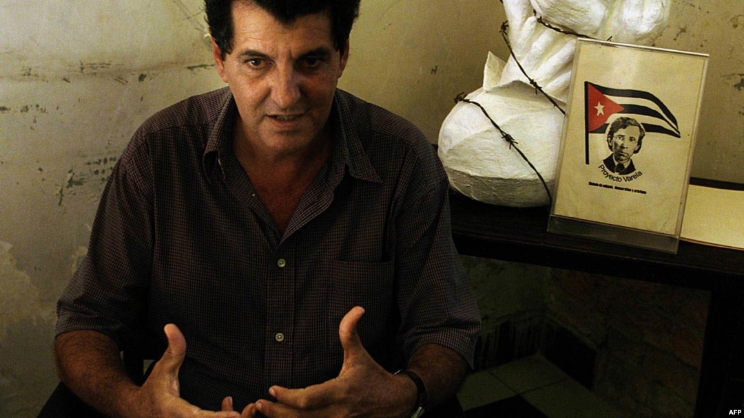 Oswaldo Payá habla a la prensa el 22 octubre de 2002, en La Habana, tras recibir la noticia de haber sido galardonado con el premio Sájarov.