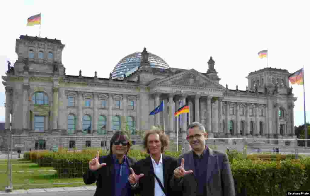 Frente al Parlamento alemán, en Berlín (de izq a der) posan los miembros del MCL Regis Iglesias, Jorge Vázquez, representante en Berlín y Antonio Salvador. 
