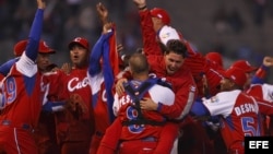 Foto de archivo. Jugadores del equipo de Cuba, tras derrotar a Australia, en el Clásico Mundial de Béisbol que se llevo a cabo en México, en 2009.