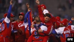 Foto de archivo. Jugadores del equipo de Cuba, tras derrotar a Australia, en el Clásico Mundial de Béisbol que se llevo a cabo en México, en 2009