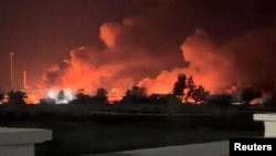 Se eleva humo desde un puerto cerca del estrecho de Ormuz tras un ataque estadounidense en Kuhestak, provincia de Hormozgán (Irán), el 8 de julio de 2026; imagen capturada de un video publicado en redes sociales. Redes sociales/vía REUTERS