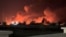 Se eleva humo desde un puerto cerca del estrecho de Ormuz tras un ataque estadounidense en Kuhestak, provincia de Hormozgán (Irán), el 8 de julio de 2026; imagen capturada de un video publicado en redes sociales. Redes sociales/vía REUTERS
