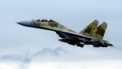 Un avión Sukhoi Su-30 hace una demostración cerca de Moscú.