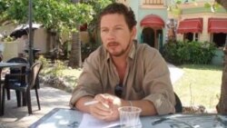 1800 Online con el actor cubano Jorge Ferdecaz.