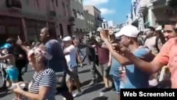 Cubanos protestan contra el régimen en la calle Galiano, en La Habana, este sábado 23 de febrero de 2019.