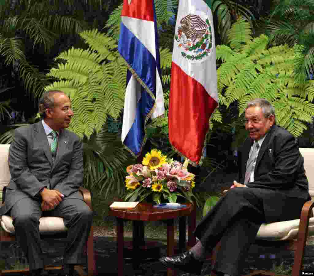 &nbsp;Expertos han dicho que Calder&oacute;n busca aprovechar la apertura que experimenta Cuba, cuyo Gobierno implementa un plan de m&aacute;s de 300 reformas econ&oacute;micas para reflotar el sistema socialista vigente hace 50 a&ntilde;os.