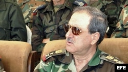 Foto de archivo facilitada por la agencia siria de noticias (SANA) el 10 de julio de 2012 que muestra al ministro sirio de Defensa, Daud Abdelá Rayiha.