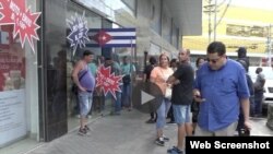 Cubanos reclamaron a la gerencia de la Zona Franca de Colón, en Panamá, por estafa.