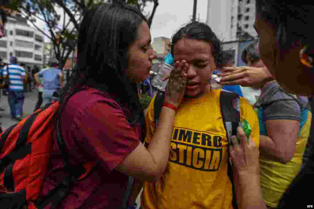 Opositores al Gobierno de Nicolás Maduro se manifiestan en rechazo a la decisión del Tribunal Supremo de asumir las competencias del Parlamento, hoy, viernes 31 de marzo de 2017, en Caracas (Venezuela). El Tribunal Supremo de Justicia (TSJ) de Venezuela d